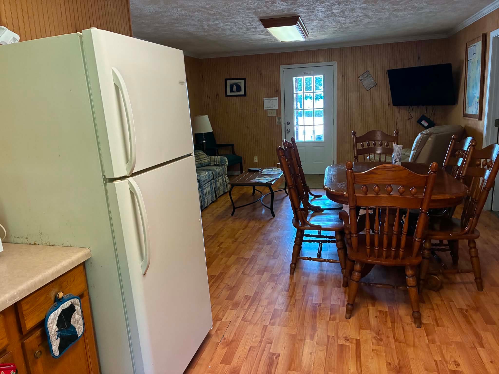 Lakefront Lodging living and dining area with kitchen